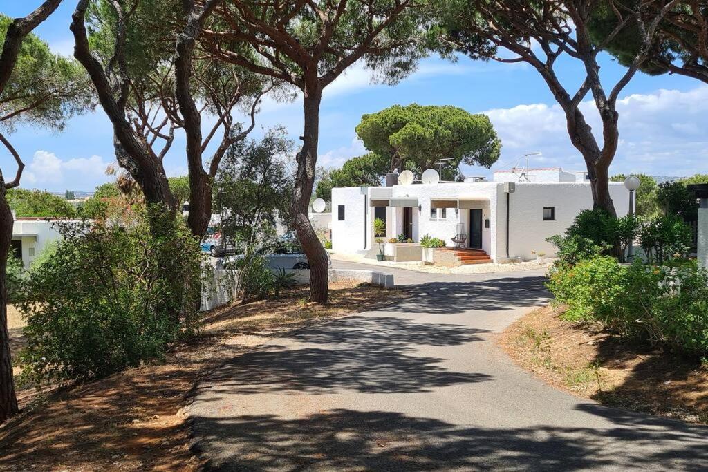 Sunny Villa With Golf Front View วิลาโมรา ภายนอก รูปภาพ